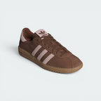 Emphasising the low-profile casual silhouette and the professional alignment of the pastel pink heel tab overlays.