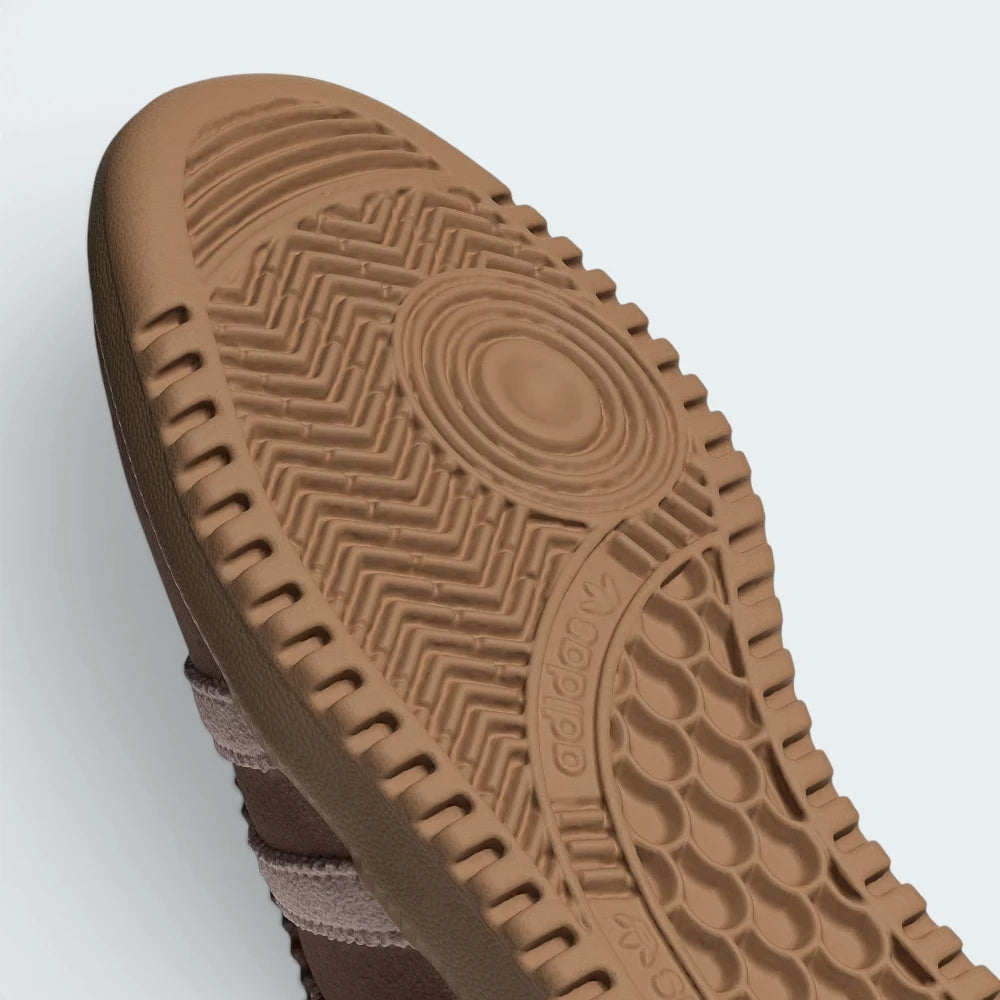 Highlights the "unreal" textured finish of the vintage gum rubber wall and its stable, robust bonding to the premium suede upper.