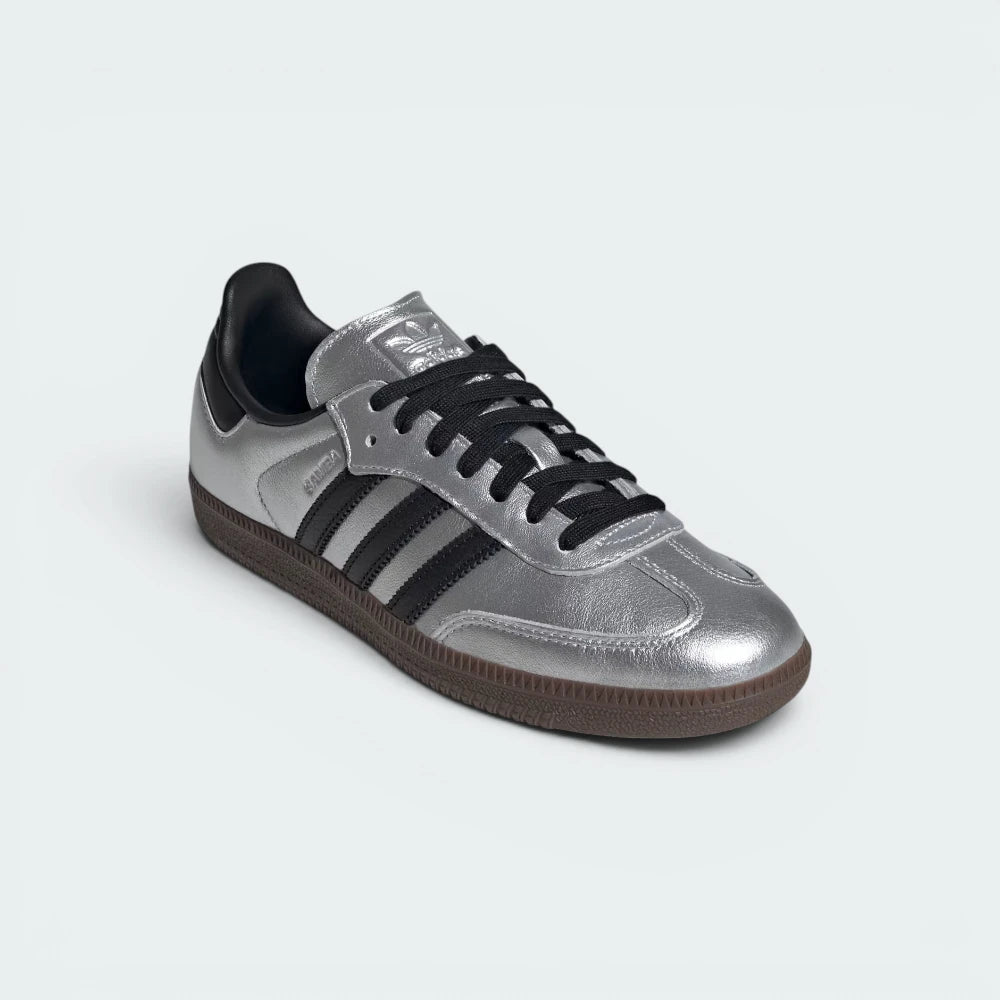 Emphasising the low-profile casual silhouette and the professional contrast of the dark black heel tabs against the reflective silver body.