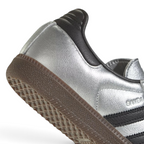 Highlights the "unreal" textured finish of the vintage gum rubber wall and its stable, robust bonding to the metallic upper.