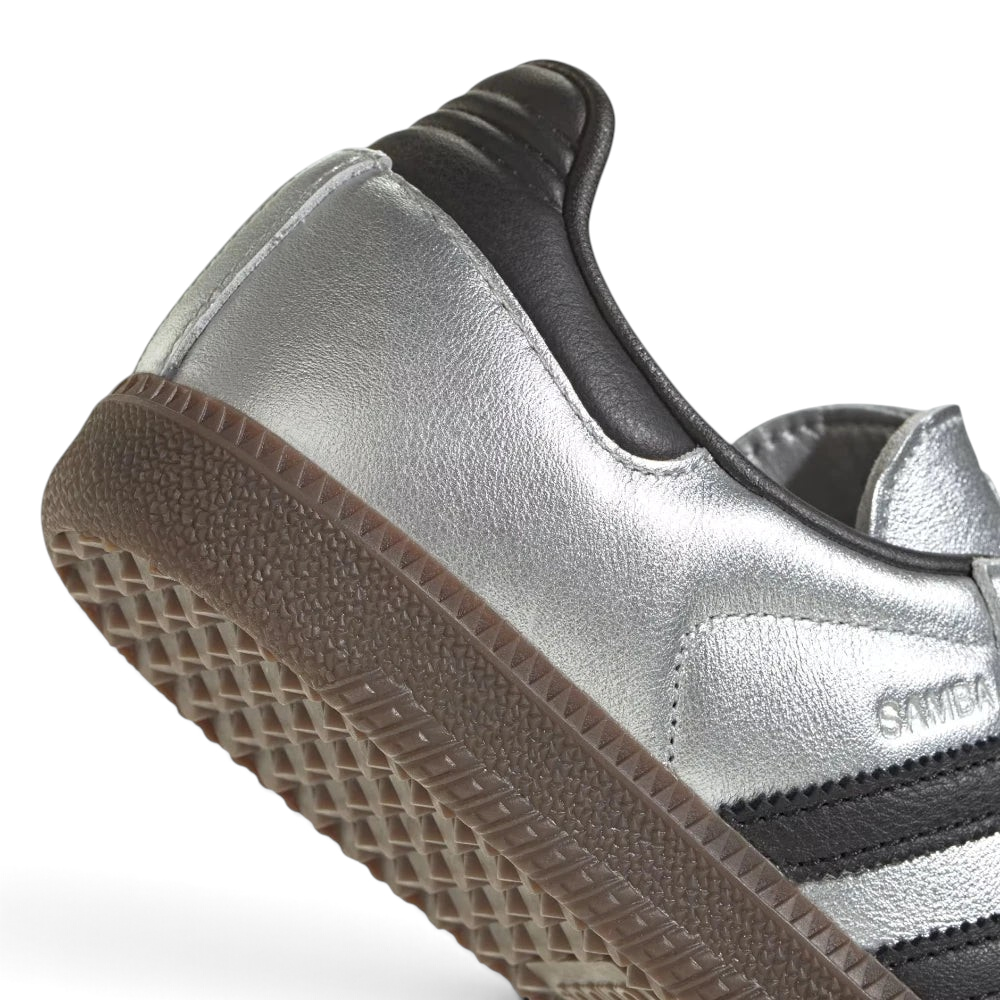 Highlights the "unreal" textured finish of the vintage gum rubber wall and its stable, robust bonding to the metallic upper.
