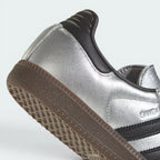 Highlights the "unreal" textured finish of the vintage gum rubber wall and its stable, robust bonding to the metallic upper.