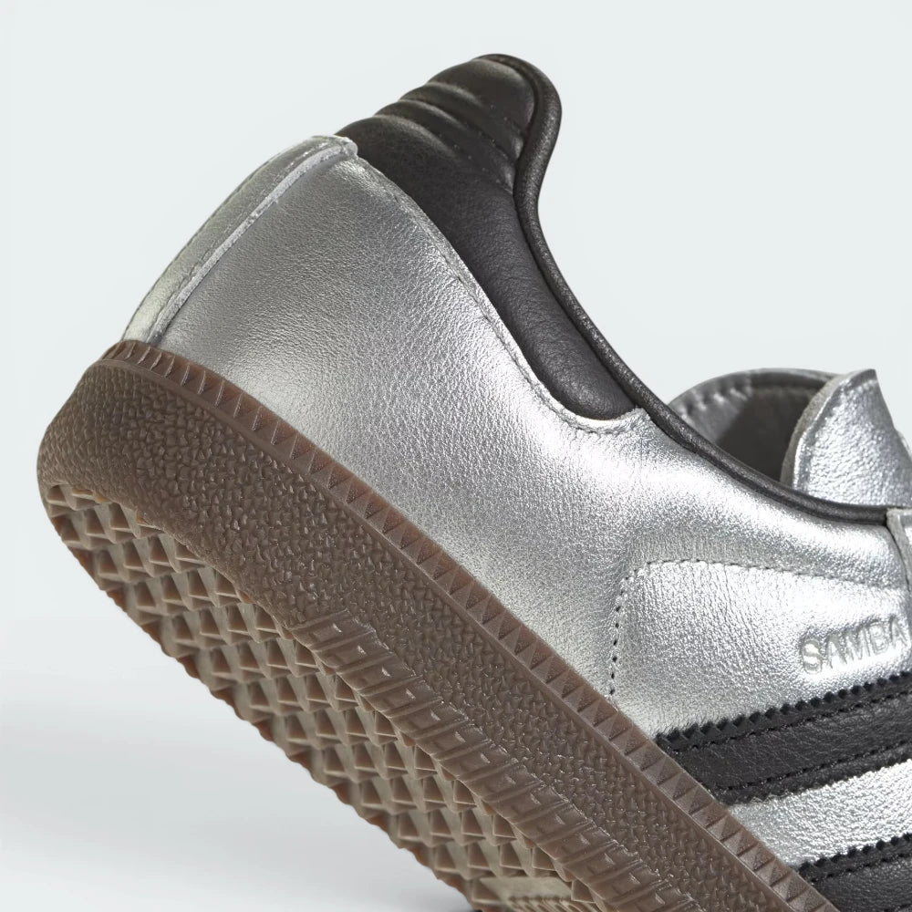 Highlights the "unreal" textured finish of the vintage gum rubber wall and its stable, robust bonding to the metallic upper.