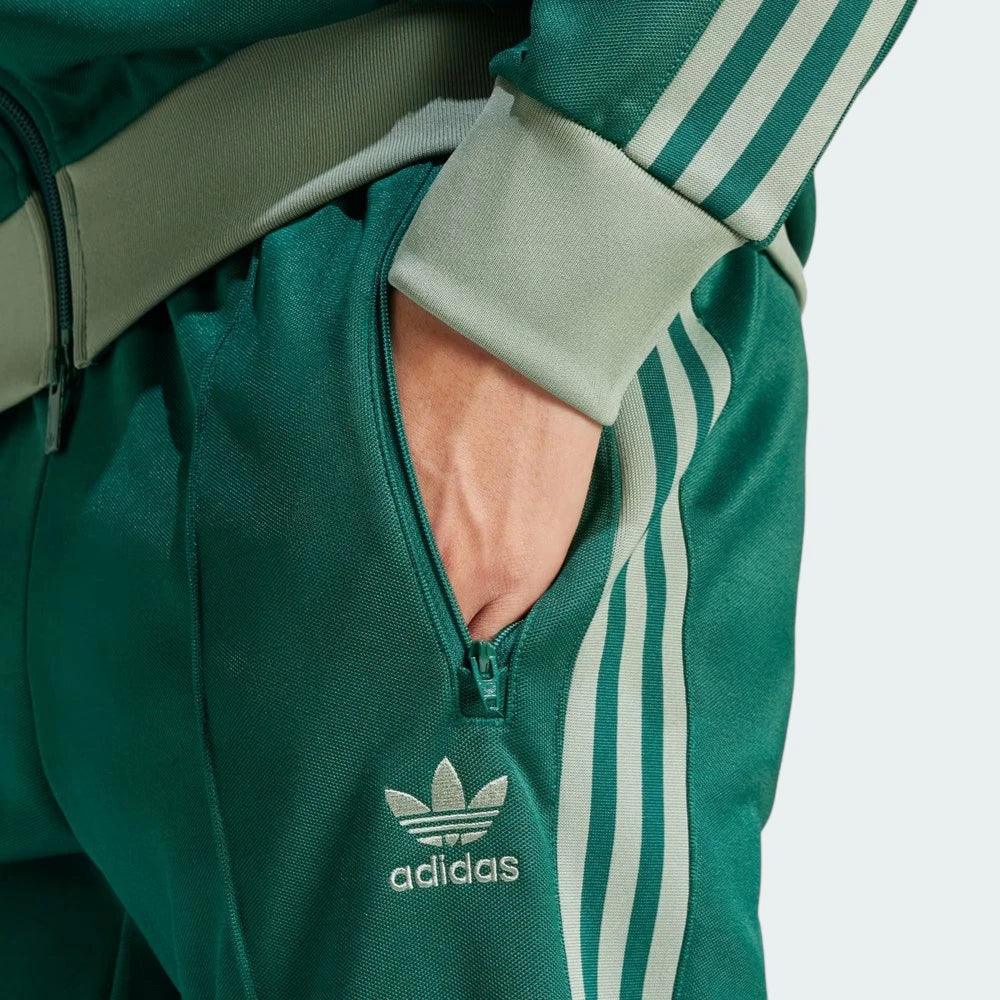 Detailed zoom on the front zip pockets and the drawcord-adjustable elastic waistband, showing the precision hardware and stitching.