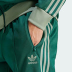 Detailed zoom on the front zip pockets and the drawcord-adjustable elastic waistband, showing the precision hardware and stitching.