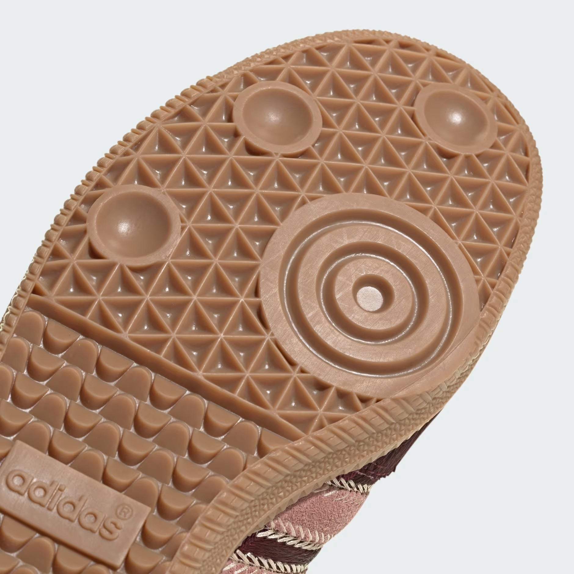 Highlights the "unreal" classic finish of the vintage gum rubber wall and its stable, robust bonding to the luxury upper.