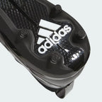 Detailed zoom on the edge of the traction plate, highlighting the sharpness of the studs and the lightweight construction.