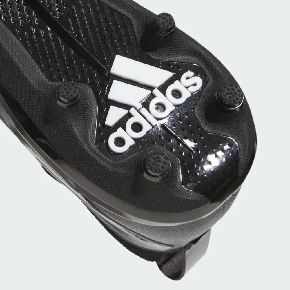 Detailed zoom on the edge of the traction plate, highlighting the sharpness of the studs and the lightweight construction.