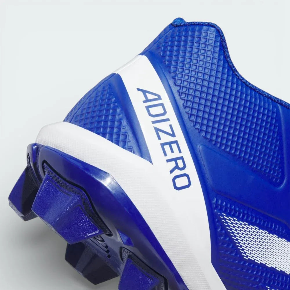 Detailed zoom on the edge of the molded plate, highlighting the durability of the studs and the supportive base.
