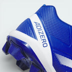 Detailed zoom on the edge of the molded plate, highlighting the durability of the studs and the supportive base.