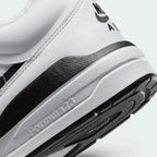 Zoom Looking at the Outsole and Midsole: Highlights the technical foam texture and the integrated Nike Air unit.