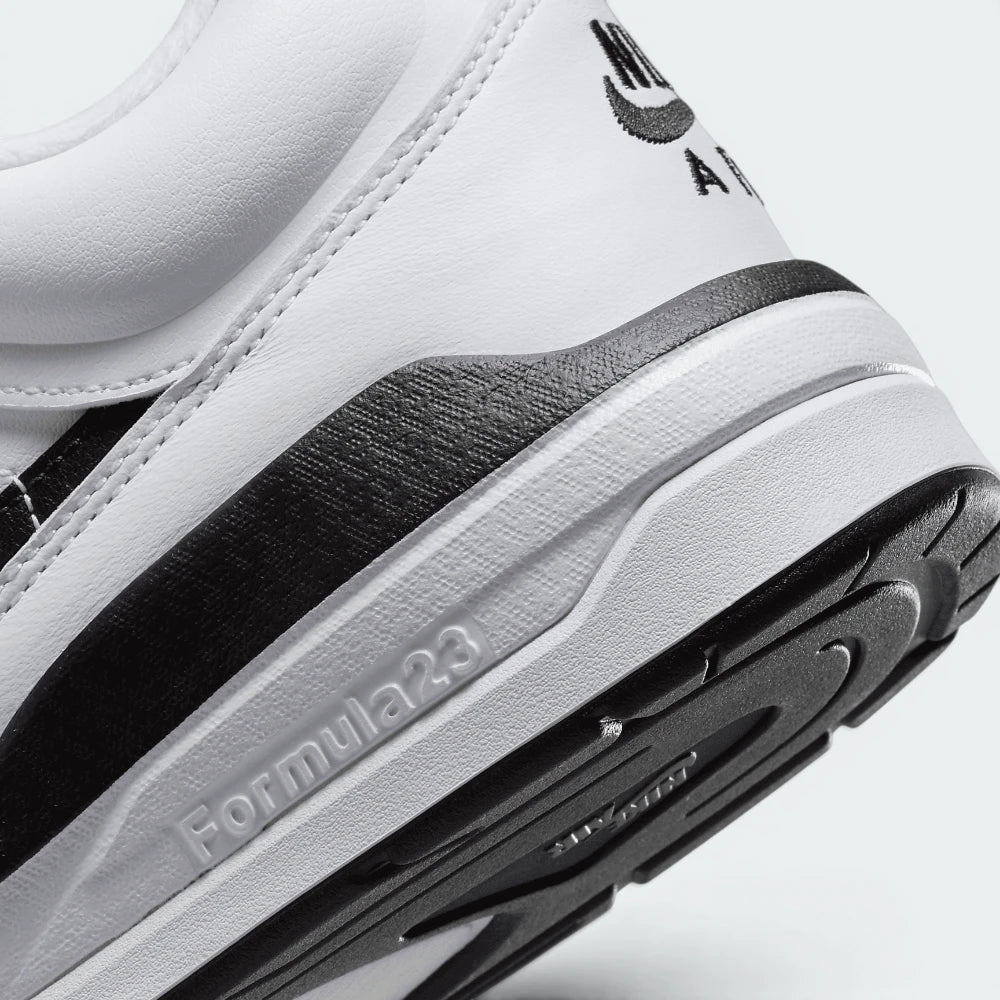 Zoom Looking at the Outsole and Midsole: Highlights the technical foam texture and the integrated Nike Air unit.