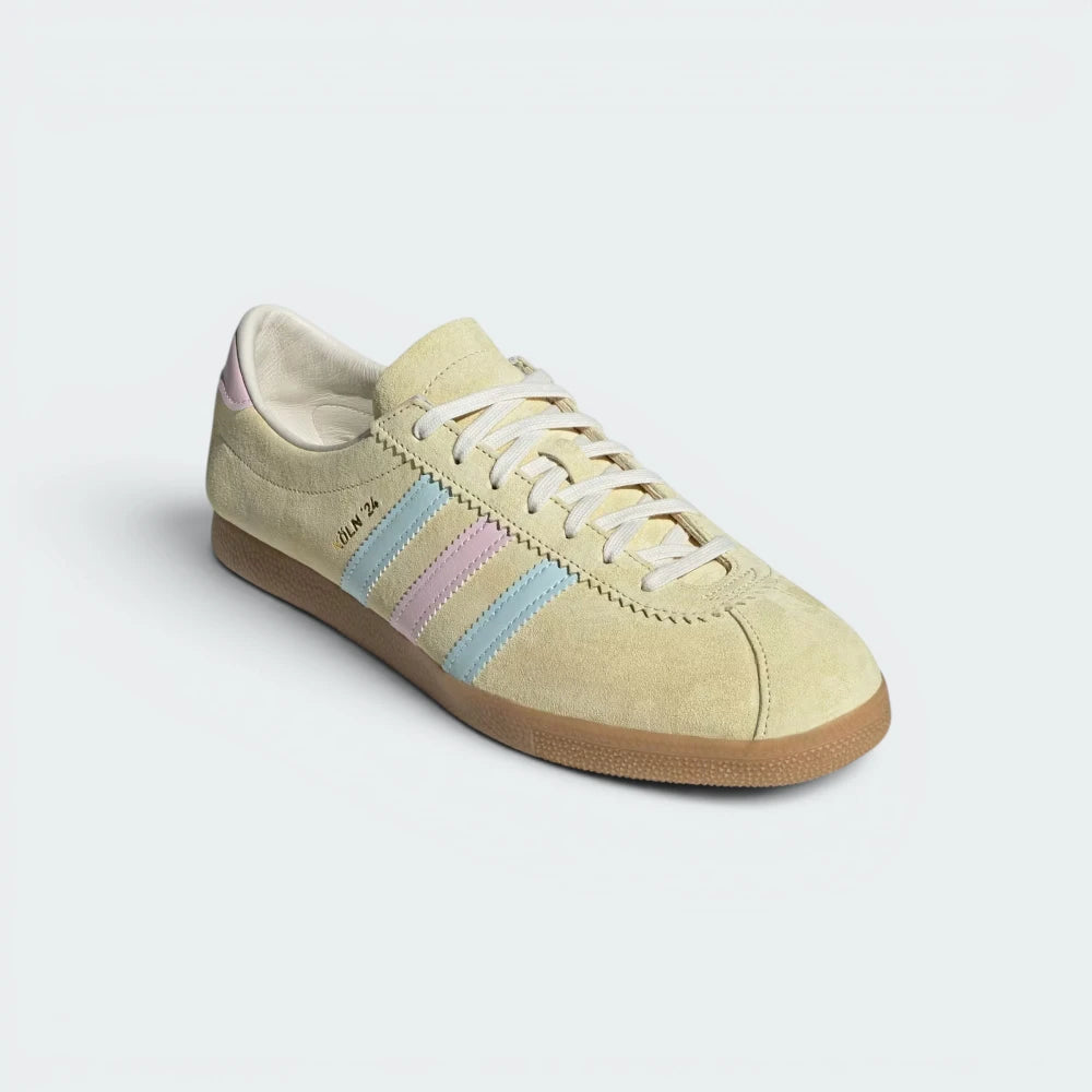 Emphasising the classic low-top profile and the professional, eye-catching alignment of the tricolour stripes.
