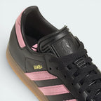 Highlights the "unreal" classic finish of the vintage gum rubber wall and its stable, robust bonding to the premium black upper.