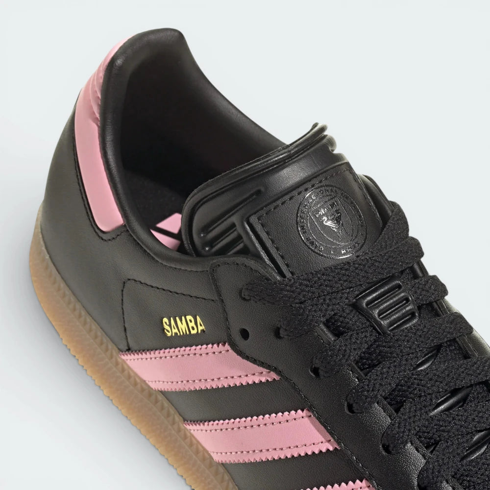Highlights the "unreal" classic finish of the vintage gum rubber wall and its stable, robust bonding to the premium black upper.
