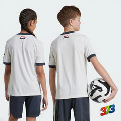 Focuses on the clean "Off White" finish and the professional stitching of the 100% recycled polyester.