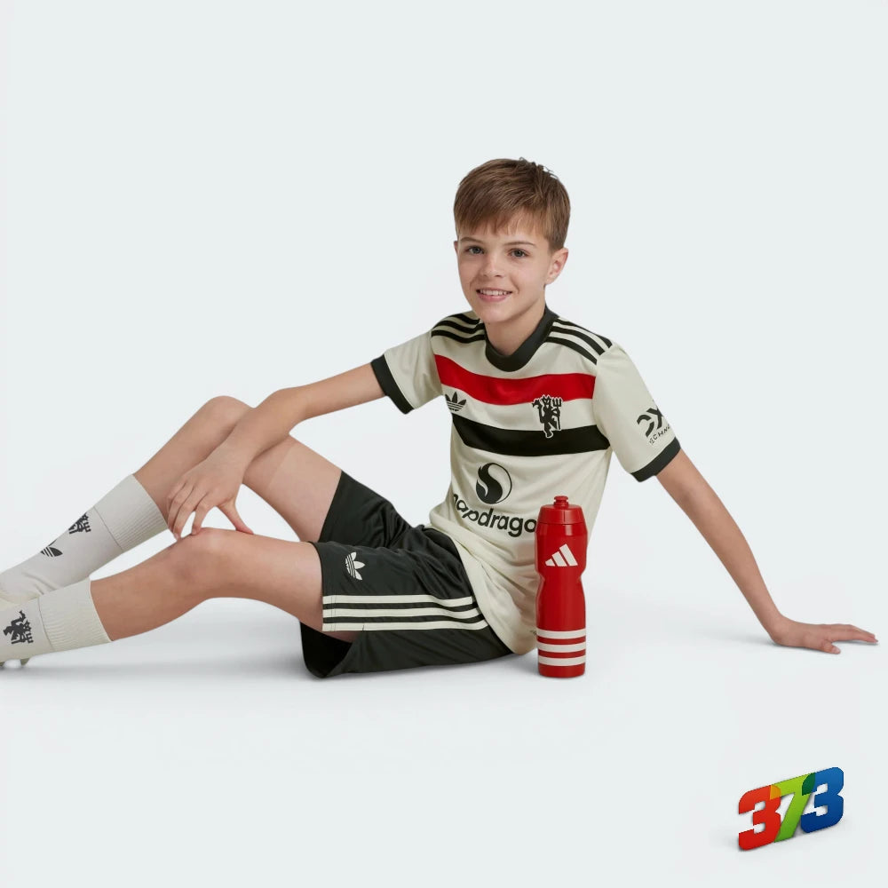 Emphasising the locked-in regular fit and the professional Manchester United embroidered crest.