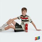 Emphasising the locked-in regular fit and the professional Manchester United embroidered crest.