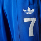 A close-up of George Best’s signature and the embroidered "7" on the leg.