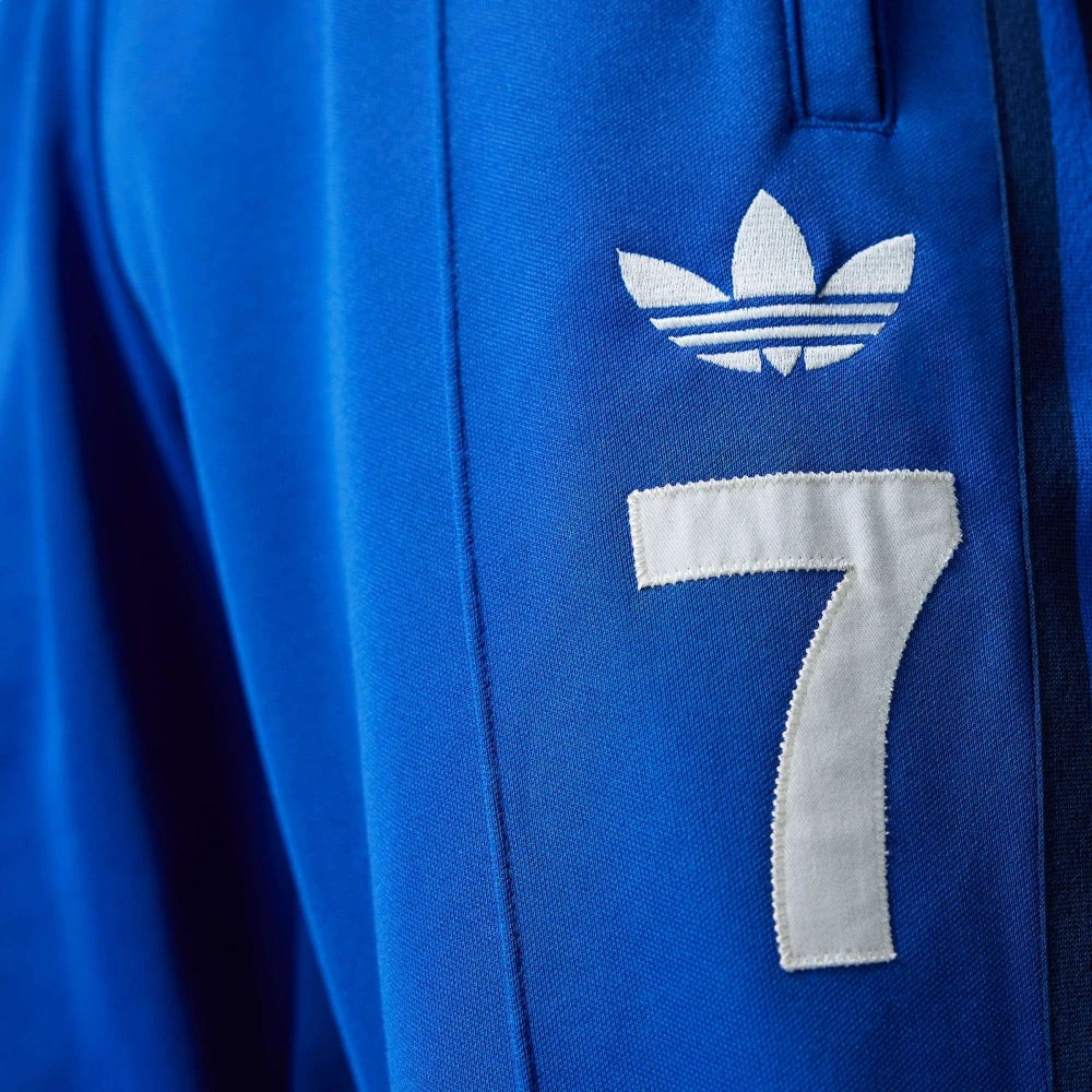 A close-up of George Best’s signature and the embroidered "7" on the leg.