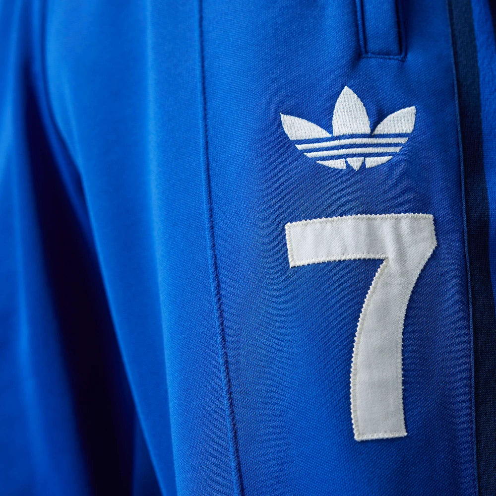 A close-up of George Best’s signature and the embroidered "7" on the leg.