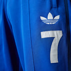 A close-up of George Best’s signature and the embroidered "7" on the leg.