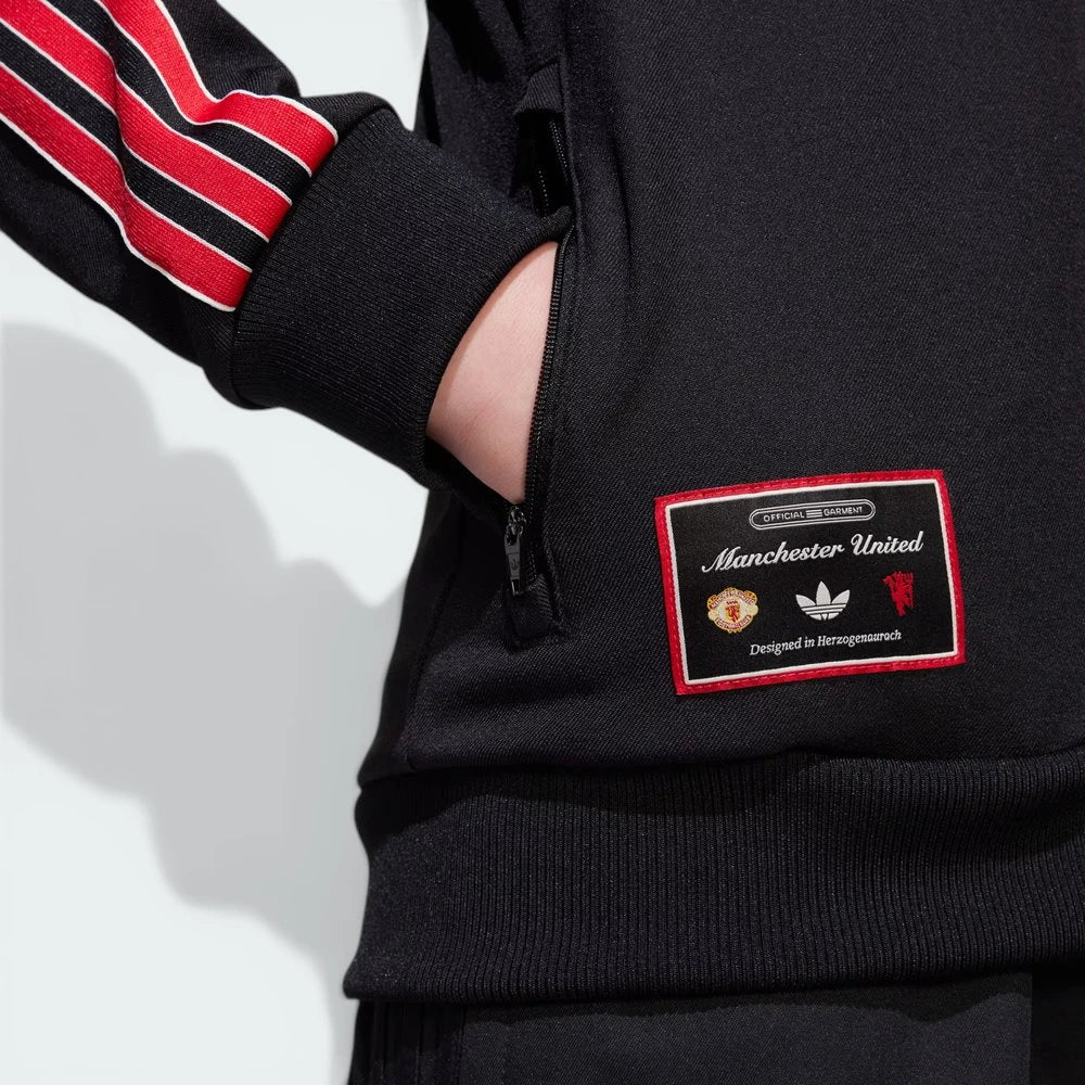 Detailed zoom on the ribbed cuffs and hem, showcasing the precision stitching and the quality of the recycled materials.
