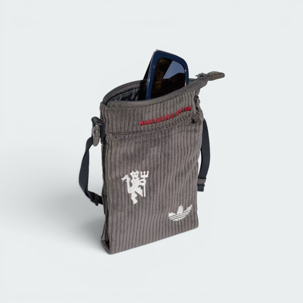 Displays the technical lining designed for unreal durability and item protection.