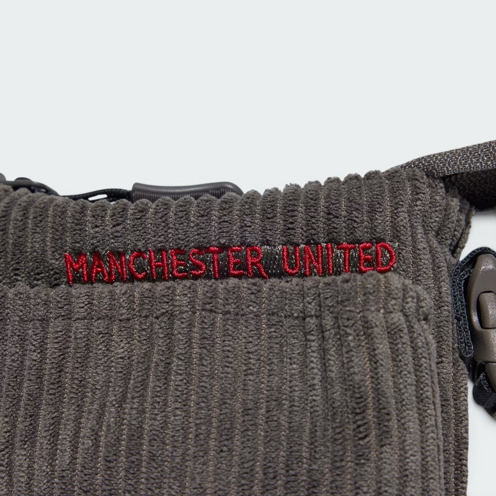 Details the high-definition embroidery and the precision of the club's "MANCHESTER UNITED" 