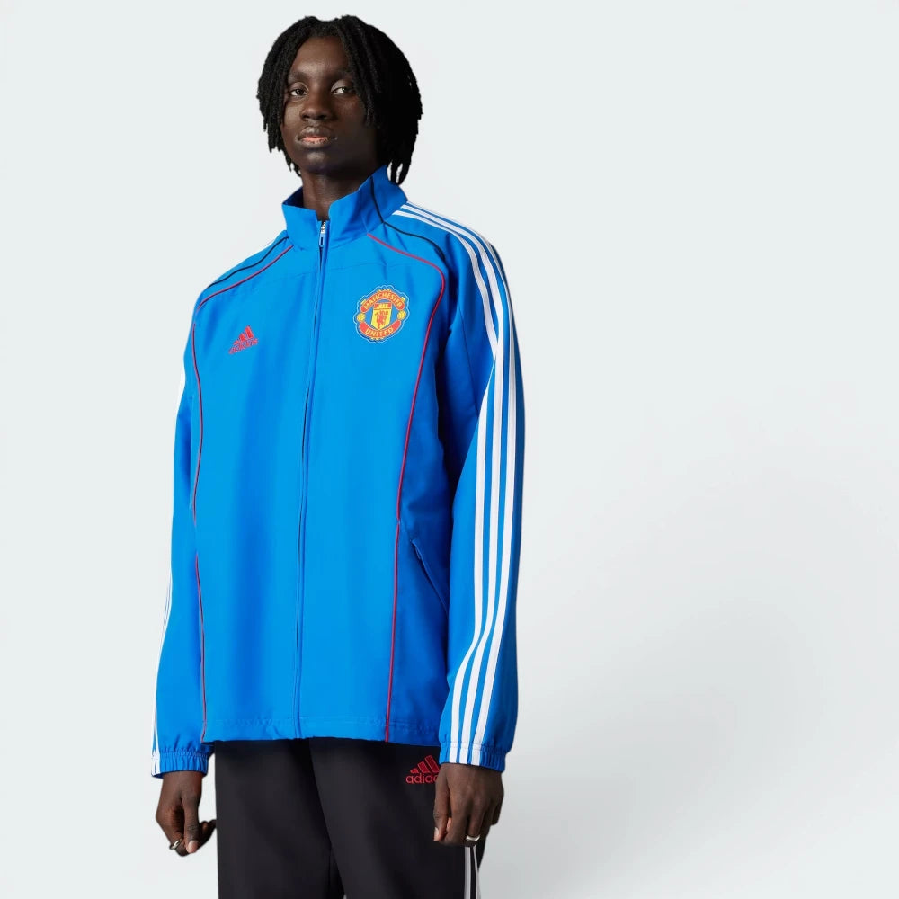 Focuses on the locked-in full-zip zipper track and the professional finish of the raised stand-up collar.