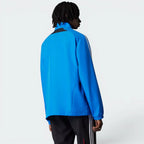 Emphasising the clean lines of the regular fit and the balanced distribution of the blue colour tones.