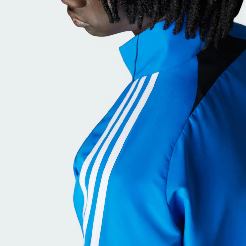 Focuses on the clean layout of the shoulders and the professional hang of the rear hem panel.