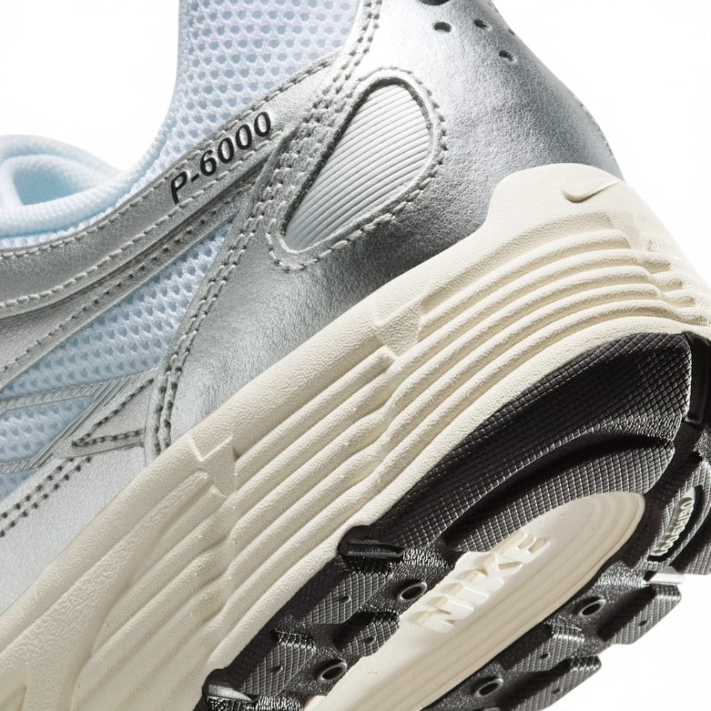 ighlighting the Sculpted Lightweight Foam Midsole Texture, Moulded Synthetic Leather Swoosh Detailing, and Multi-Directional Rubber Tread, demonstrating the impact-absorbing foam depth and retro-tested tooling.