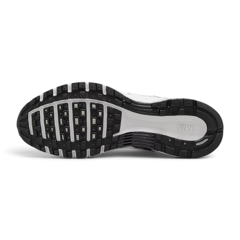 Displays the full-length black and grey rubber outsole, showcasing the multi-pod waffle traction pattern, grooved forefoot flex channels, debossed Nike branding, and high-abrasion heel rubber pods.