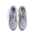 Highlighting the symmetrical central lacing throat, flat grey performance laces, anatomical collar lining, lightweight knit tongue with Pegasus branding, and retro-graphic printed sockliner, demonstrating the upper template constructed for a comfortable "locked-in" fit.