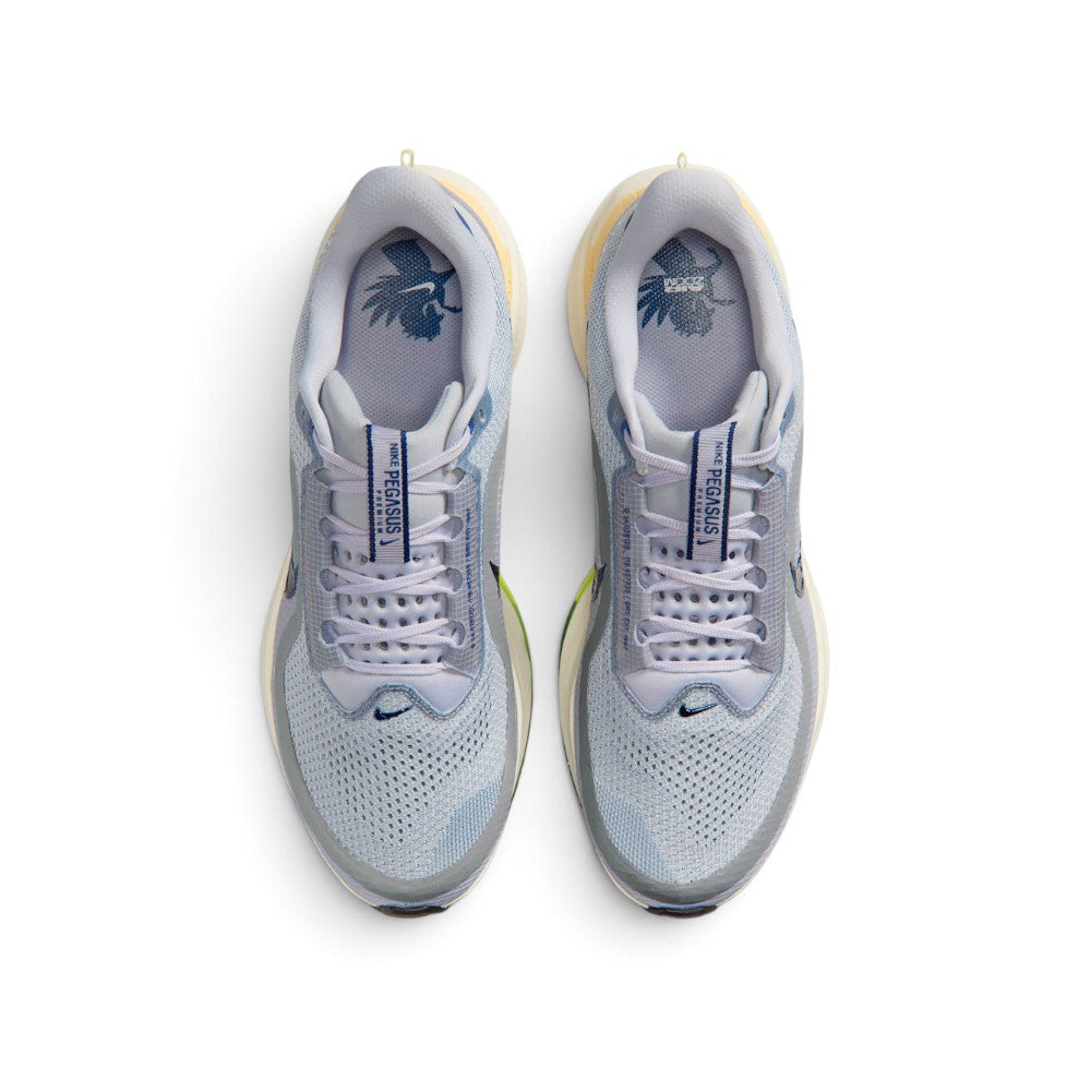 Highlighting the symmetrical central lacing throat, flat grey performance laces, anatomical collar lining, lightweight knit tongue with Pegasus branding, and retro-graphic printed sockliner, demonstrating the upper template constructed for a comfortable "locked-in" fit.