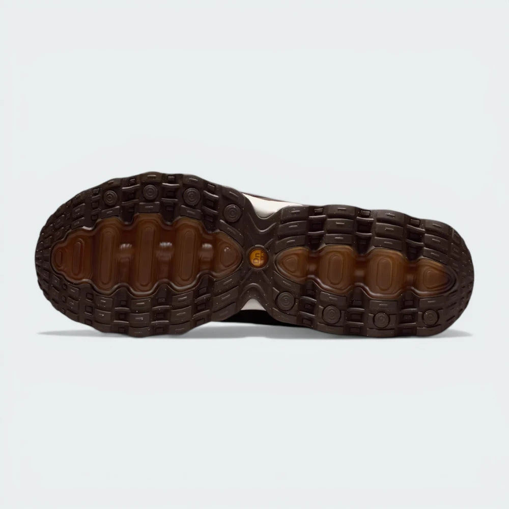 Outsole View: Showing the rubber traction pattern that sits directly beneath the Dynamic Air tubes.