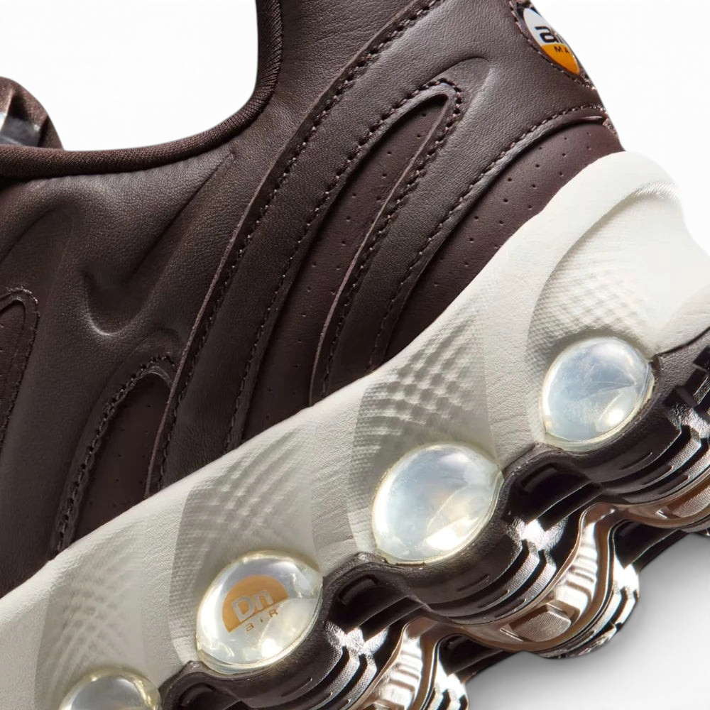 Zoom Looking at the Outsole and Midsole: Highlighting the "Dynamic Air" branding and the technical engineering of the pressurised tubes.