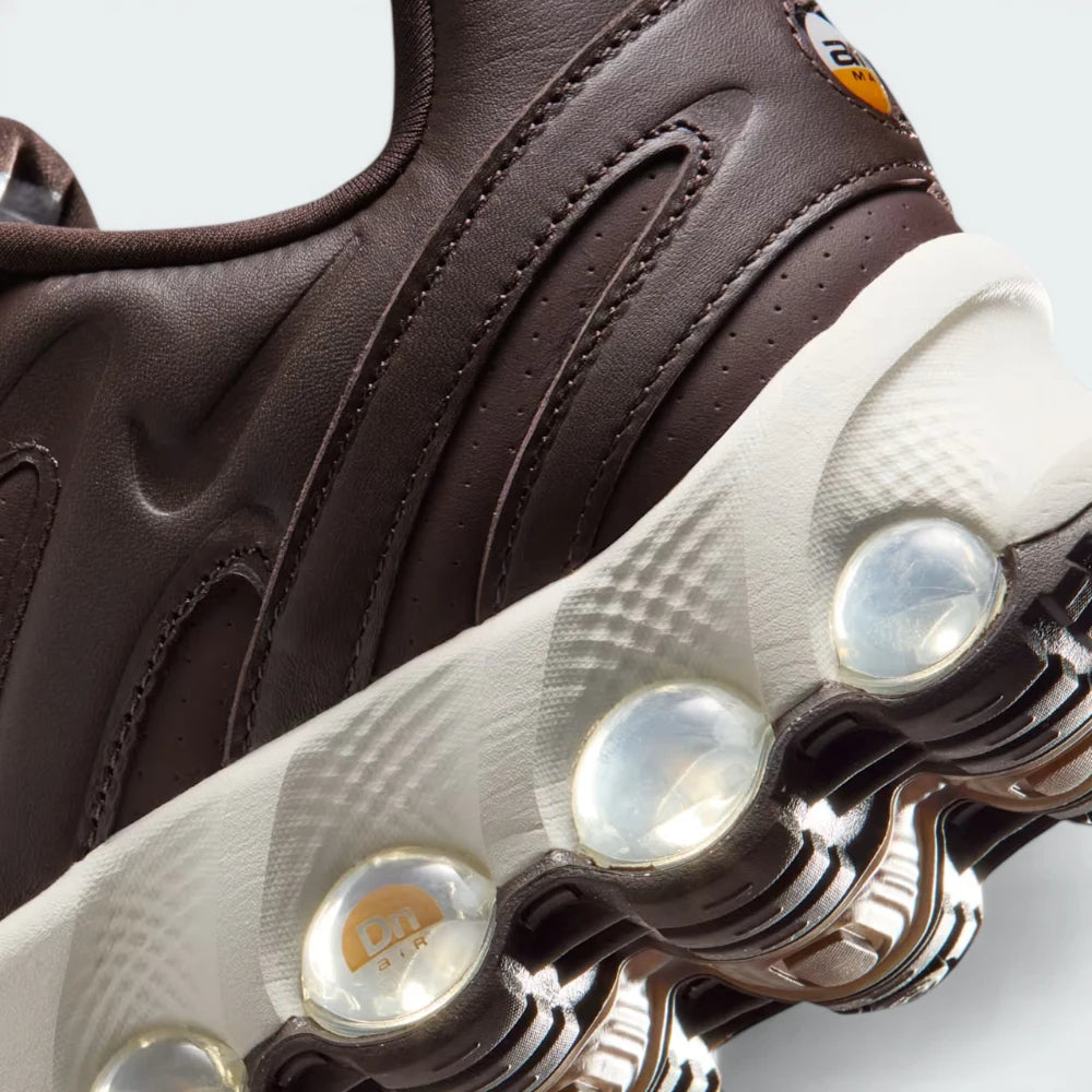 Zoom Looking at the Outsole and Midsole: Highlighting the "Dynamic Air" branding and the technical engineering of the pressurised tubes.