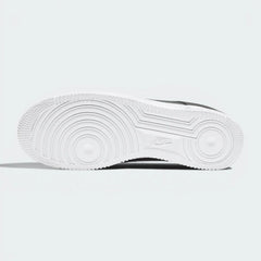 Displays the legendary pivot-point rubber tread designed for unreal traction and durability.