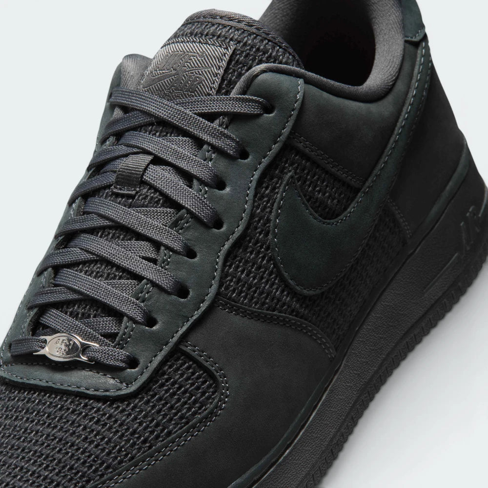 Details the premium precision of the stitching wrapping the durable leather toe cap protection matrix and the neat configuration of the laces over the canvas tongue.