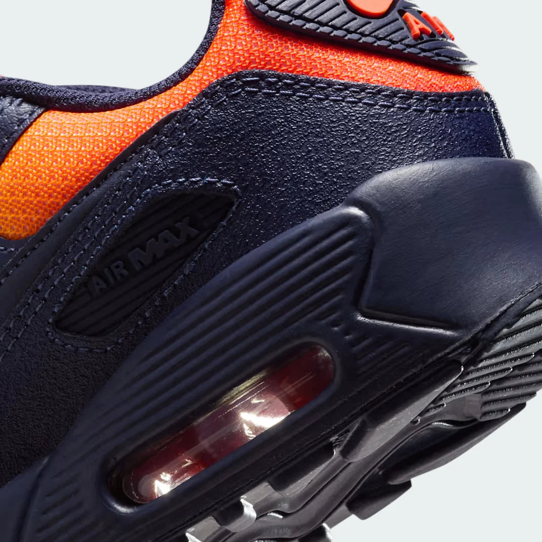 Detailed zoom on the outsole and midsole of the Nike Air Max 90 Leather Juniors' trainers, highlighting the cushioned foam and visible Max Air unit.