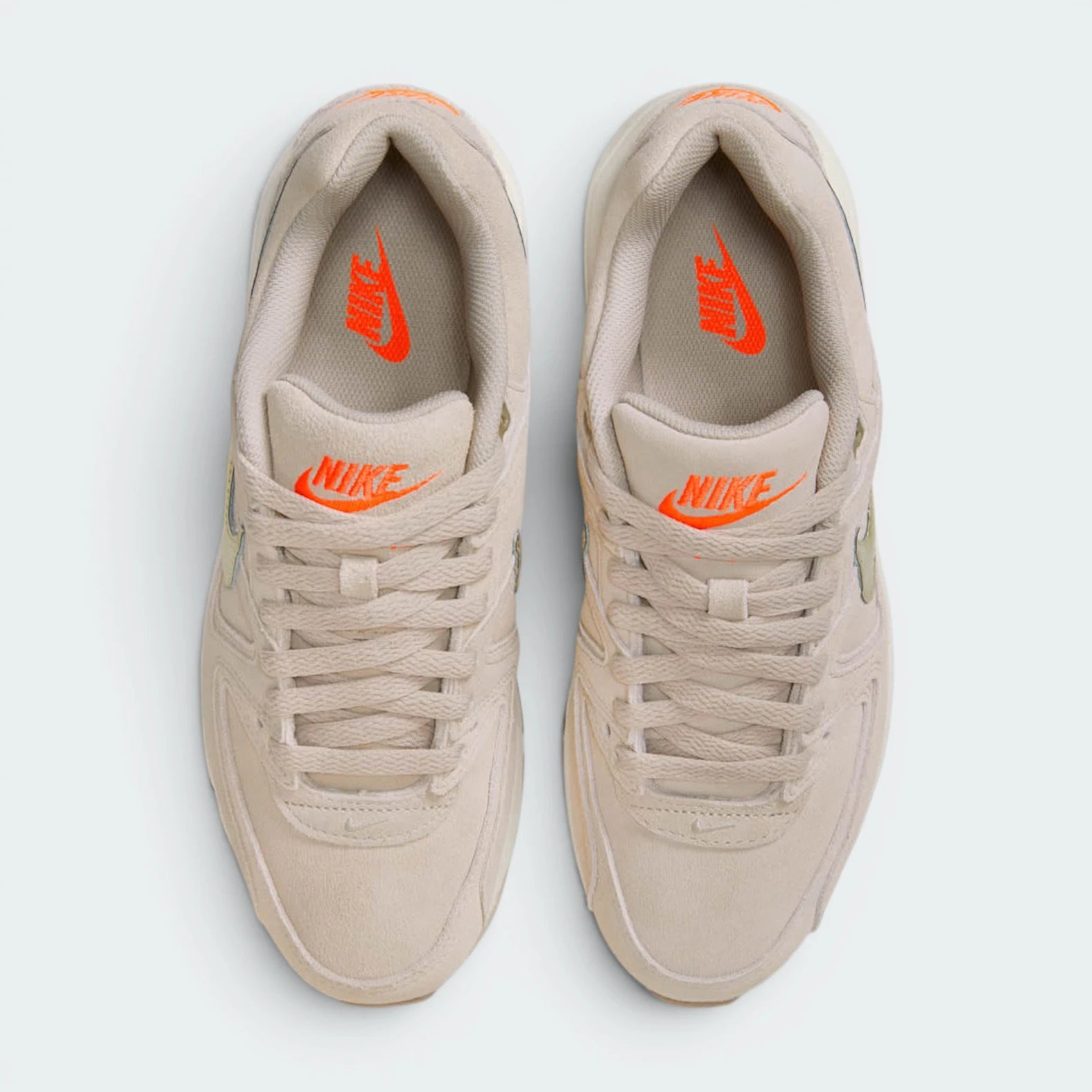 Focuses on the "locked-in" lacing system and the professional finish of the premium leather toe box.