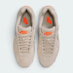 Focuses on the "locked-in" lacing system and the professional finish of the premium leather toe box.