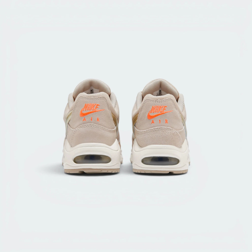 Focuses on the visible Air window and the professional finish of the reinforced heel structure.