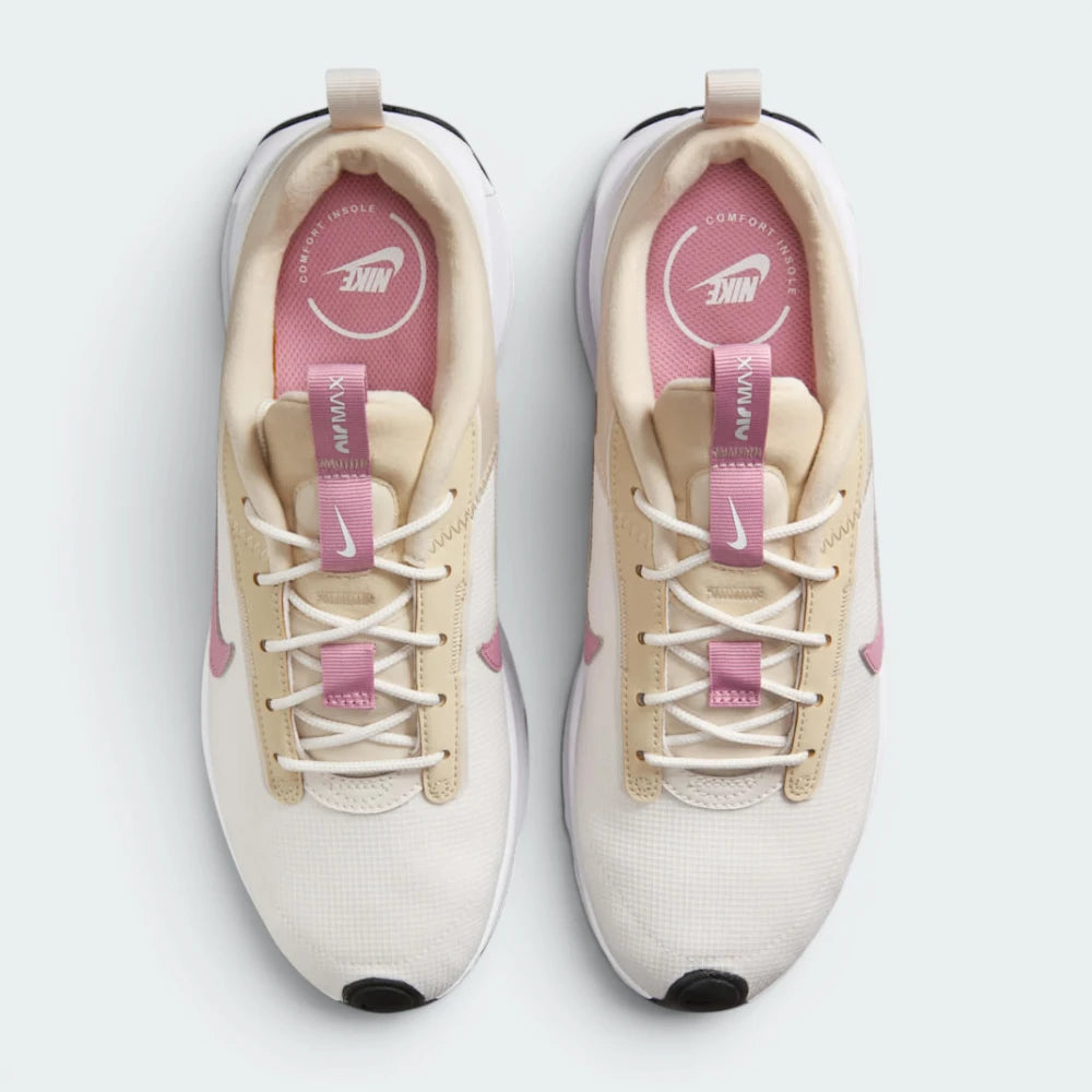 Focuses on the "locked-in" round laces and the high-quality mesh accents on the upper.