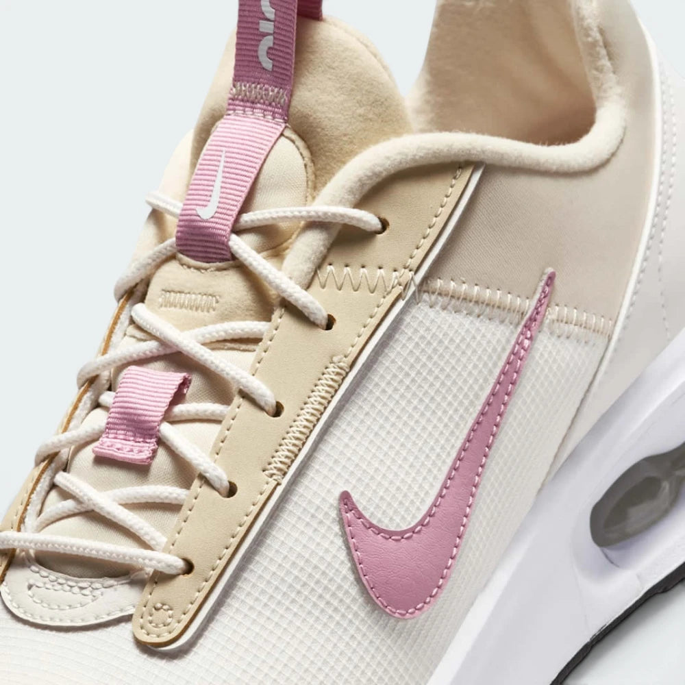 Details the high-definition textile grain and the precision of the round lacing system.