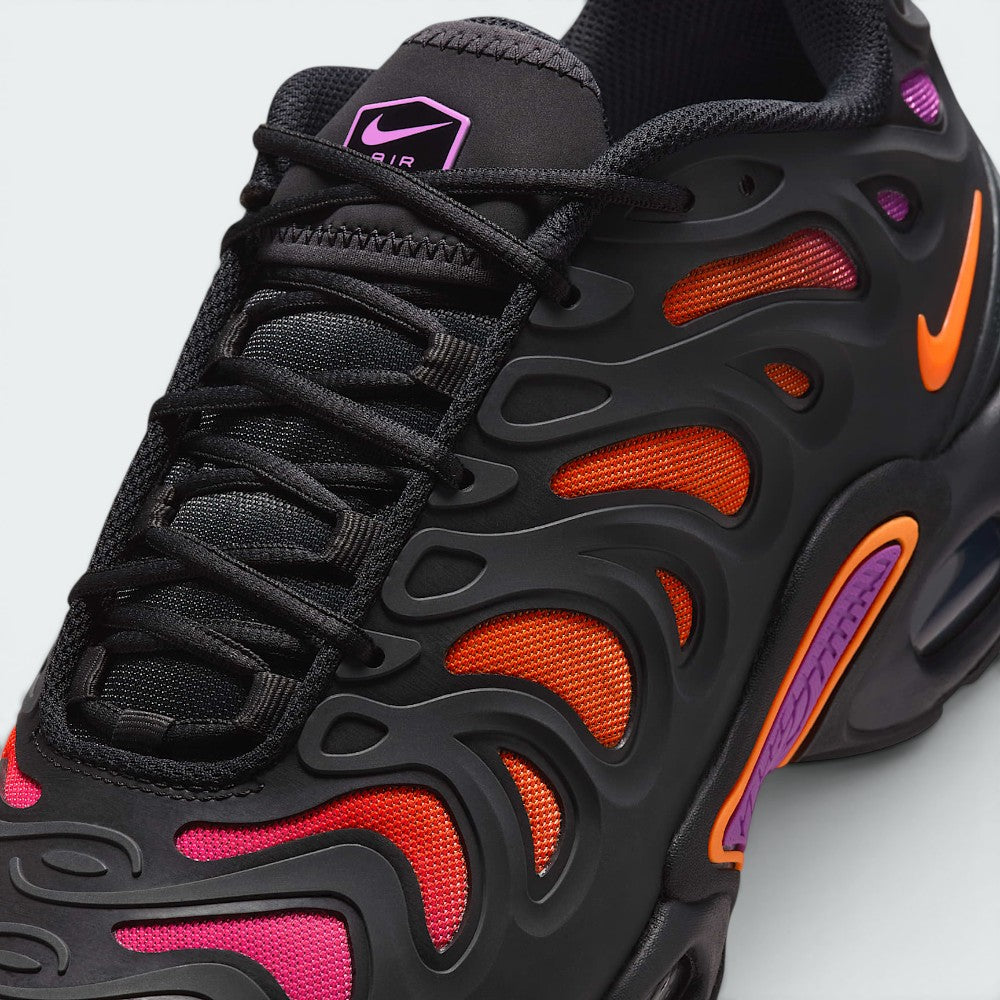 Details the premium seamless bonding wrapping the front toe cap protection matrix and the precise alignment of the lacing track loop.