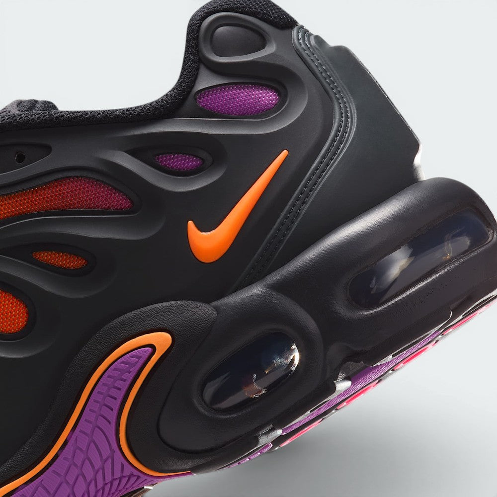 Highlights the "unreal" clean finish where the multiple clear Max Air window chambers embed securely inside the dark, high-walled foam midsole carrier.