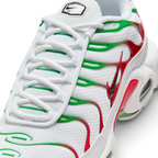 Details the high-definition mesh weave and the precision of the miniature embedded Swoosh.